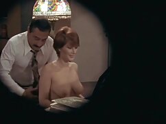 Dik bebek oturur üzerinde the kanepe için emmek kedi pornocu ünlüler